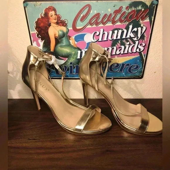 Gold Heels size 8.5 - Picture 3 of 9